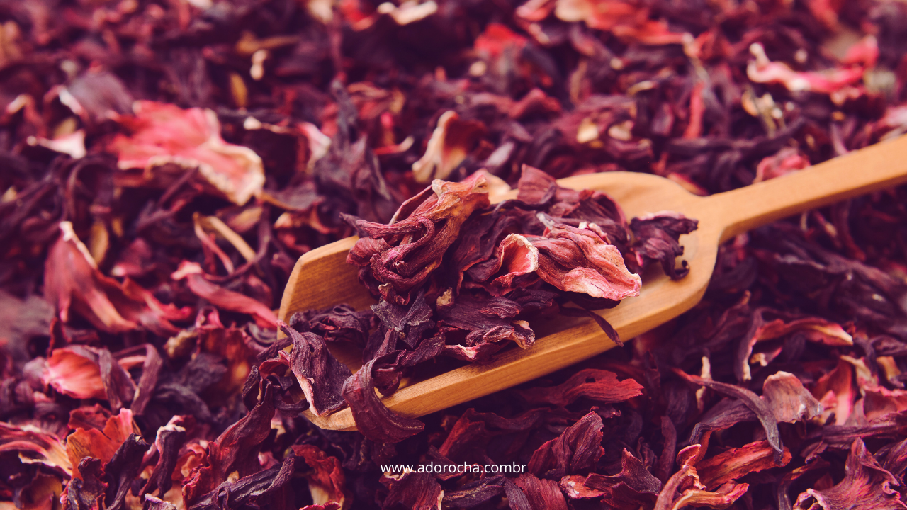 Chá de hibisco com canela Chá de hibisco com canela auxilia no emagrecimento